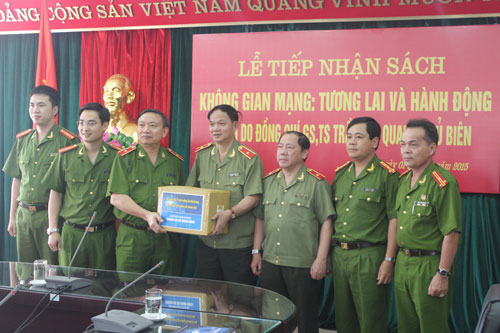 Lễ tiếp nhận sách “Không gian mạng - Tương lai và hành động”